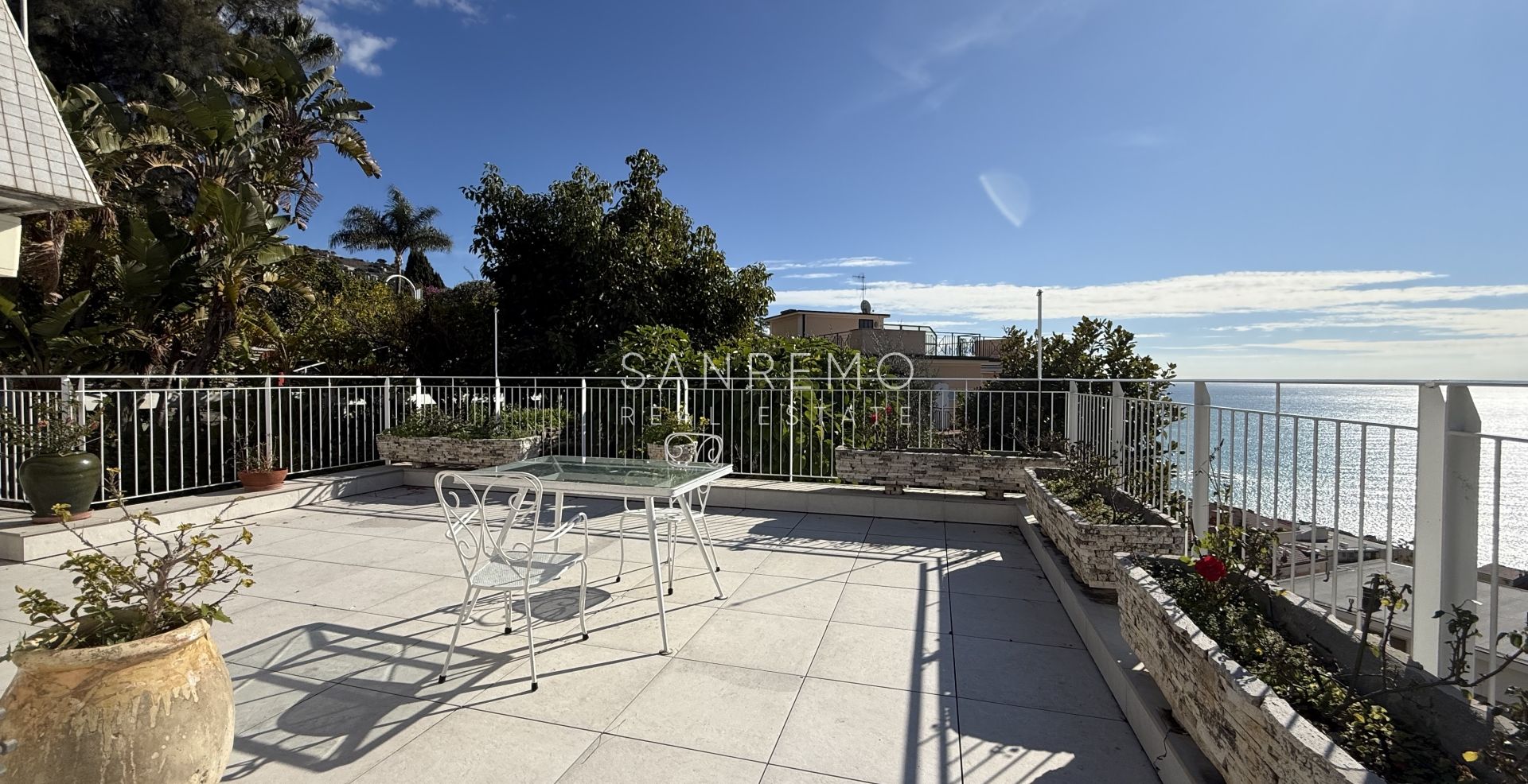 Splendida villa circondata da giardino privato e impreziosita da una magnifica vista mare