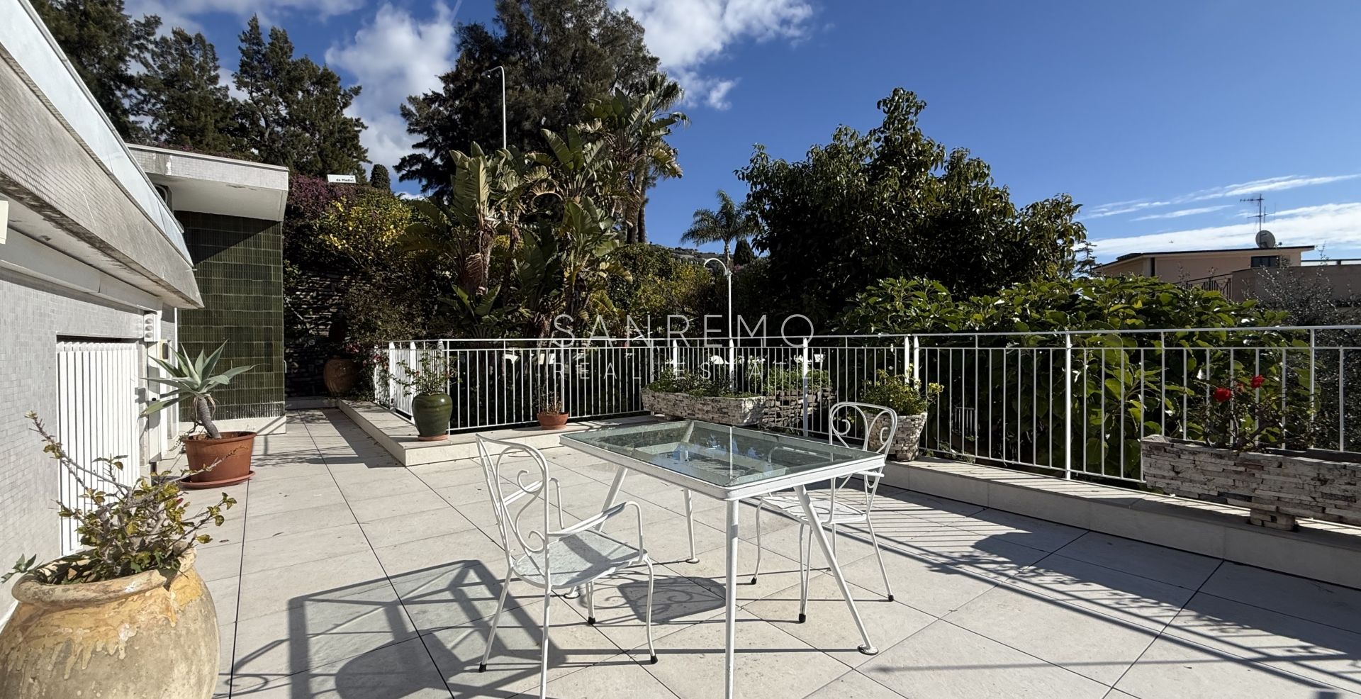 Splendida villa circondata da giardino privato e impreziosita da una magnifica vista mare