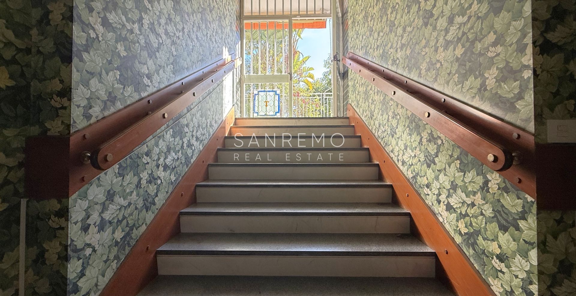 Splendida villa circondata da giardino privato e impreziosita da una magnifica vista mare