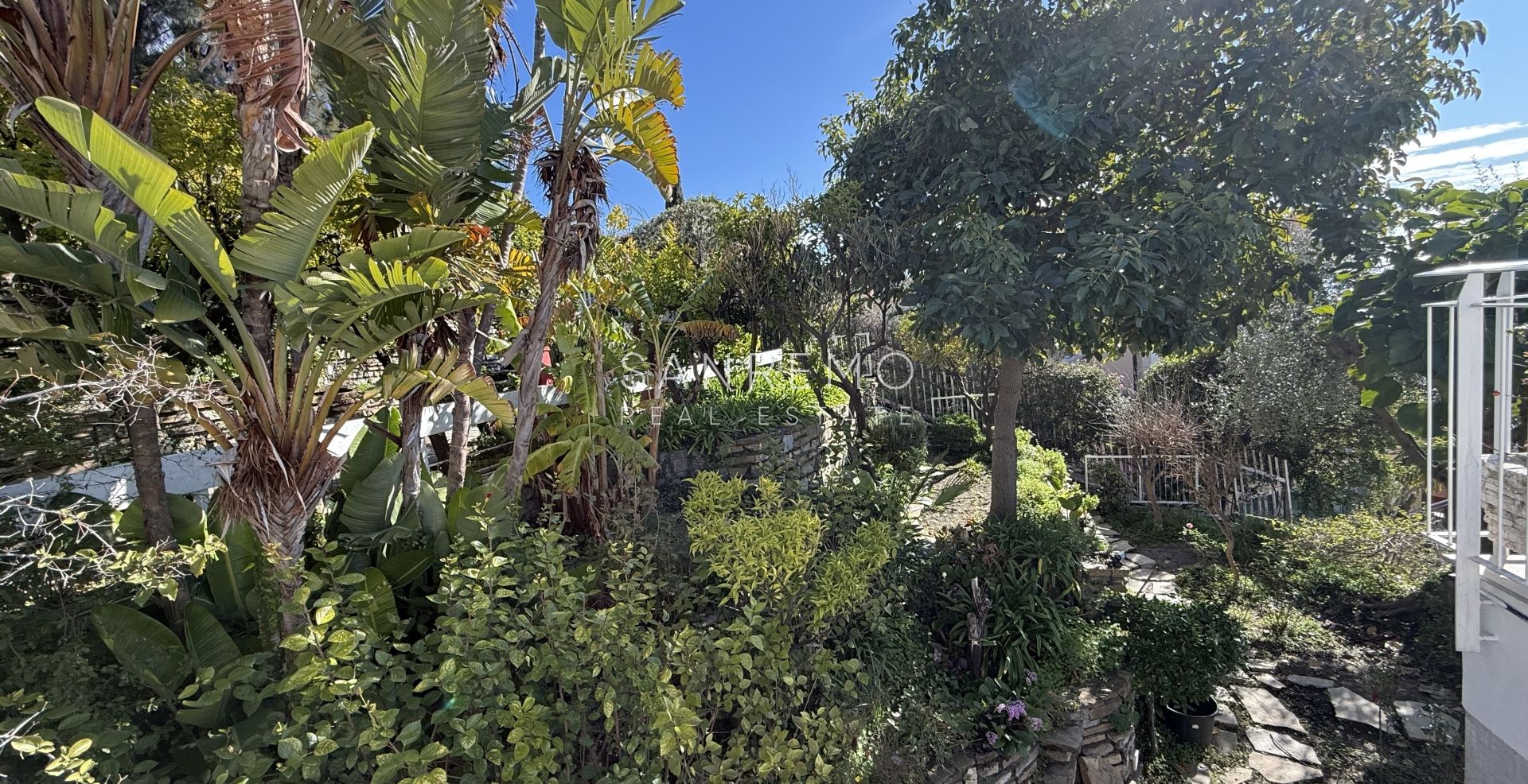 Splendida villa circondata da giardino privato e impreziosita da una magnifica vista mare