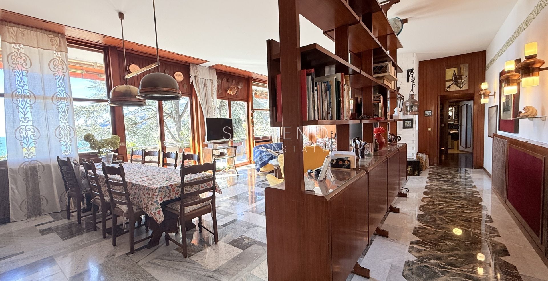 Splendida villa circondata da giardino privato e impreziosita da una magnifica vista mare