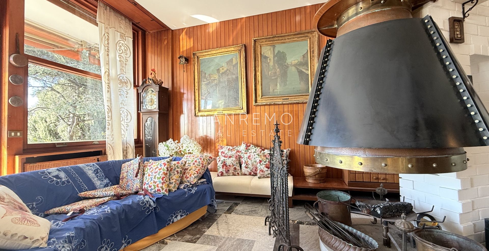 Splendida villa circondata da giardino privato e impreziosita da una magnifica vista mare