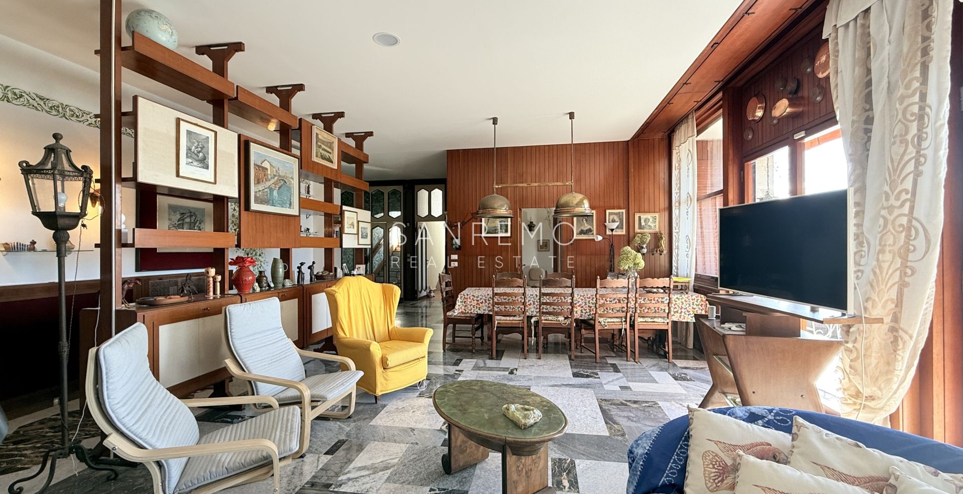 Splendida villa circondata da giardino privato e impreziosita da una magnifica vista mare