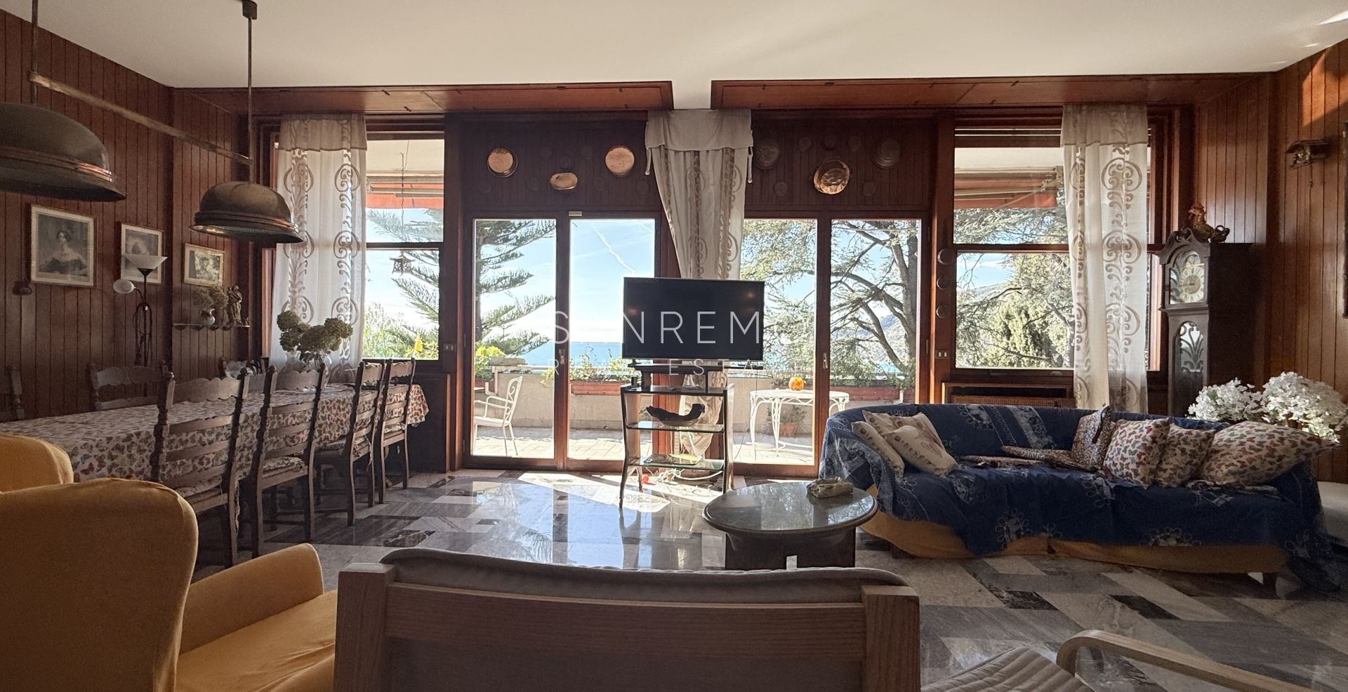 Splendida villa circondata da giardino privato e impreziosita da una magnifica vista mare