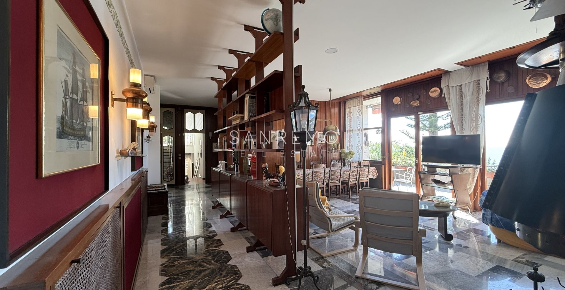 Splendida villa circondata da giardino privato e impreziosita da una magnifica vista mare