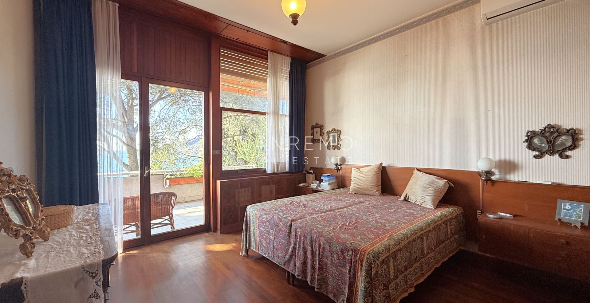 Splendida villa circondata da giardino privato e impreziosita da una magnifica vista mare