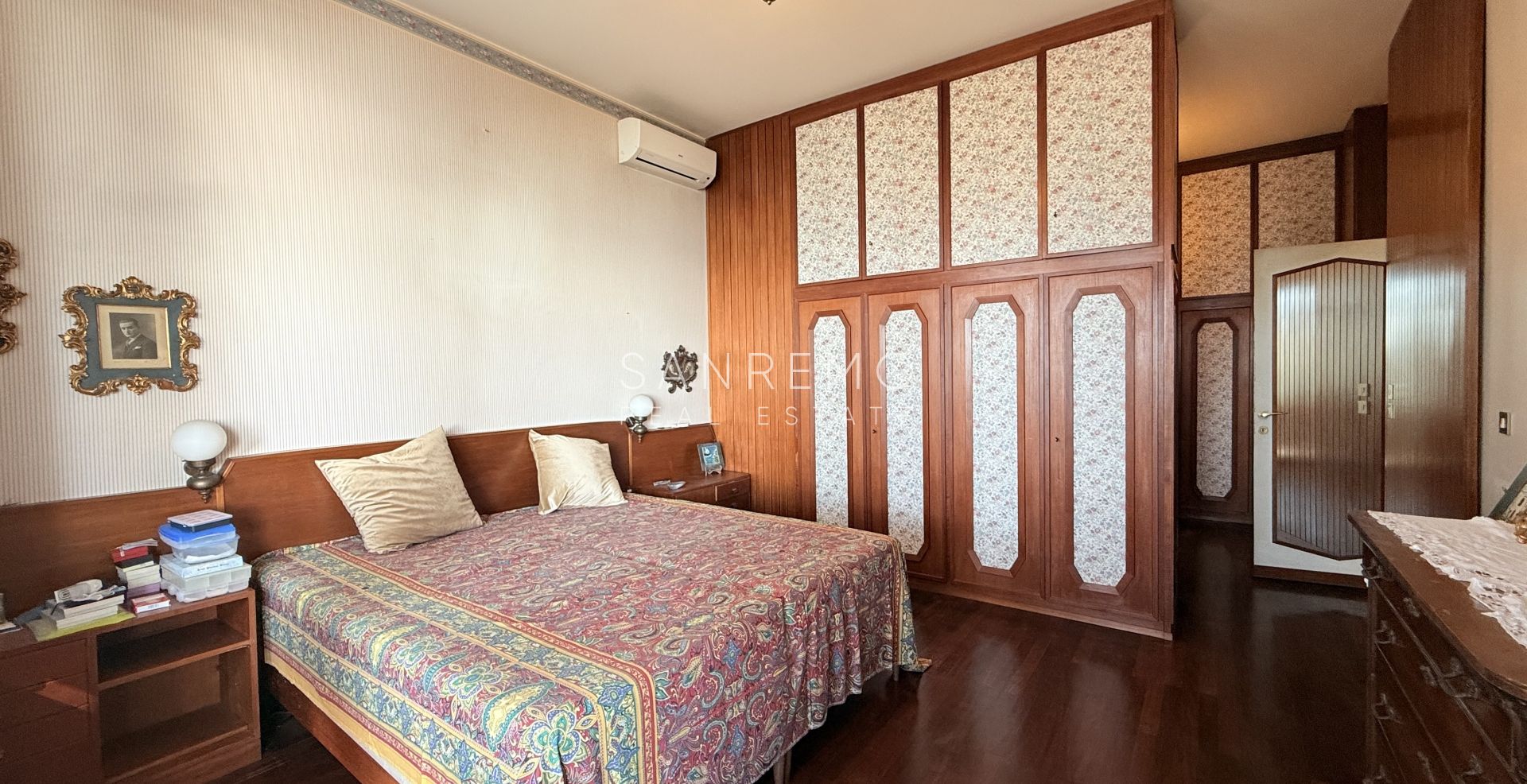 Splendida villa circondata da giardino privato e impreziosita da una magnifica vista mare