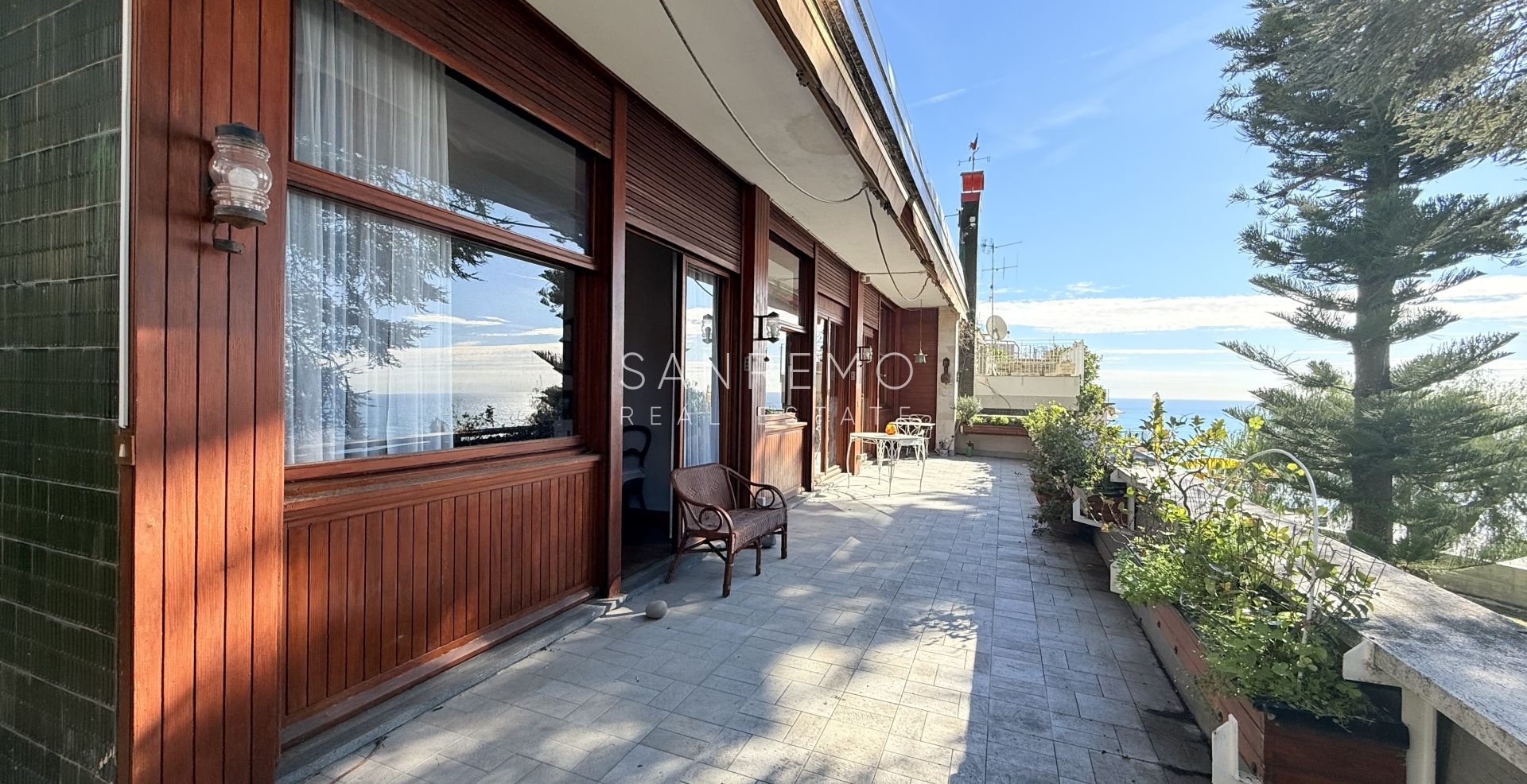 Splendida villa circondata da giardino privato e impreziosita da una magnifica vista mare