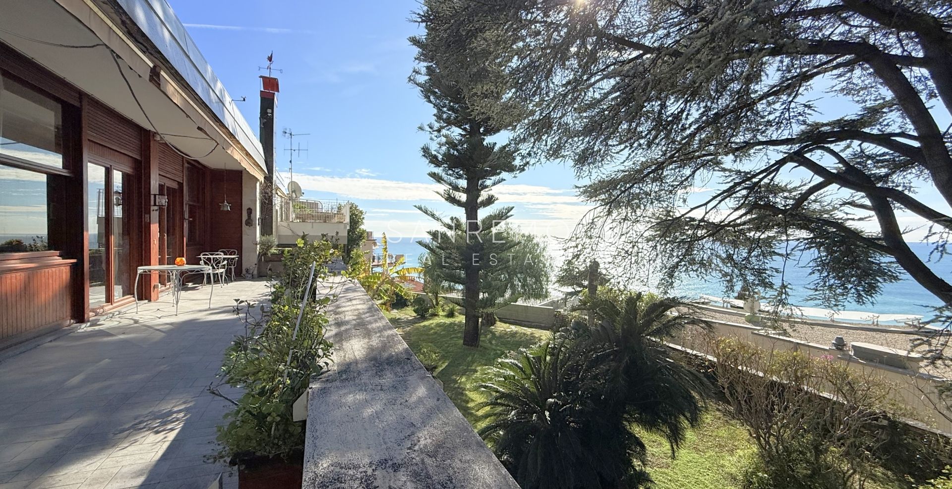 Splendida villa circondata da giardino privato e impreziosita da una magnifica vista mare