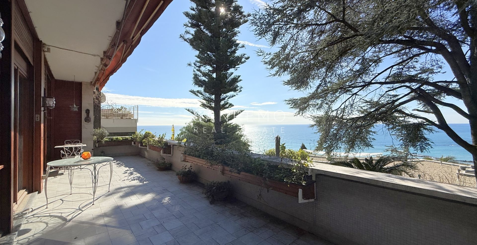 Splendida villa circondata da giardino privato e impreziosita da una magnifica vista mare