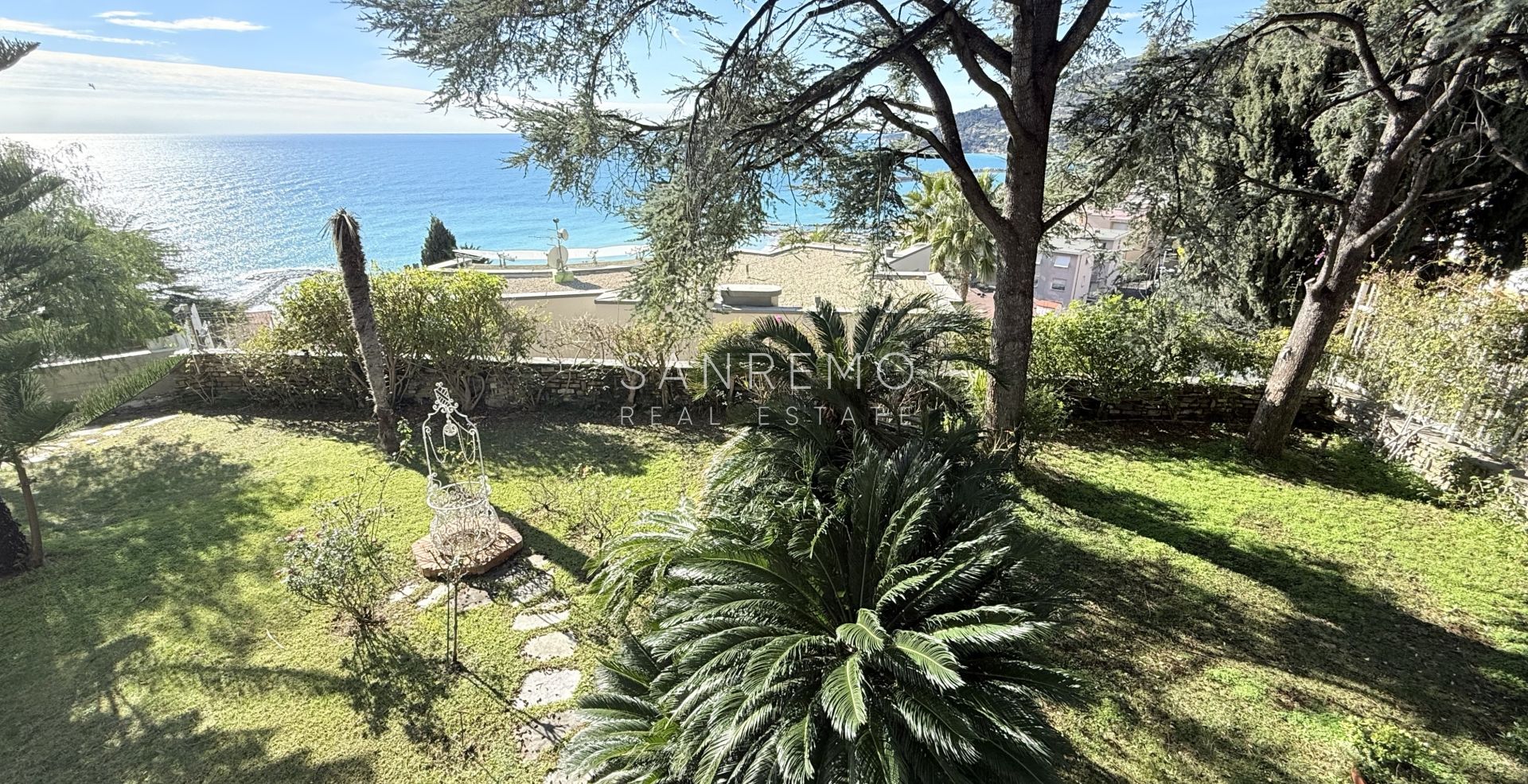 Splendida villa circondata da giardino privato e impreziosita da una magnifica vista mare