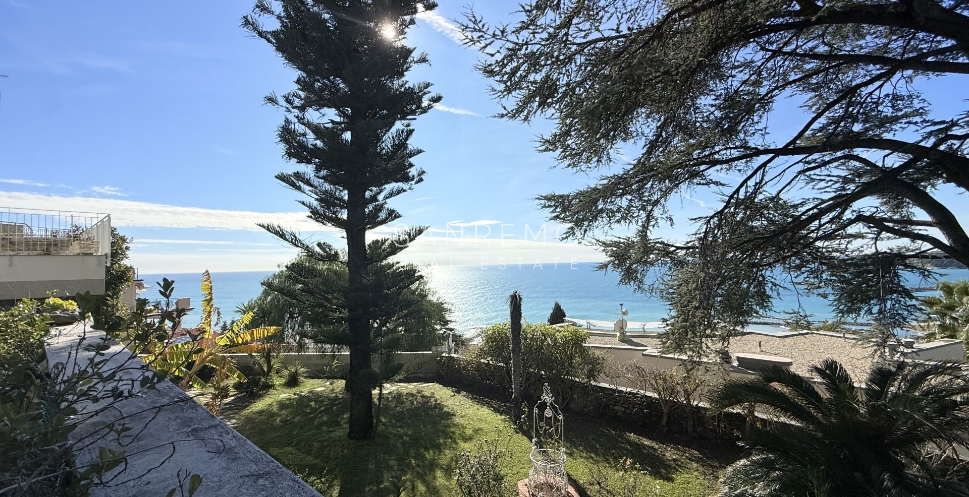 Splendida villa circondata da giardino privato e impreziosita da una magnifica vista mare