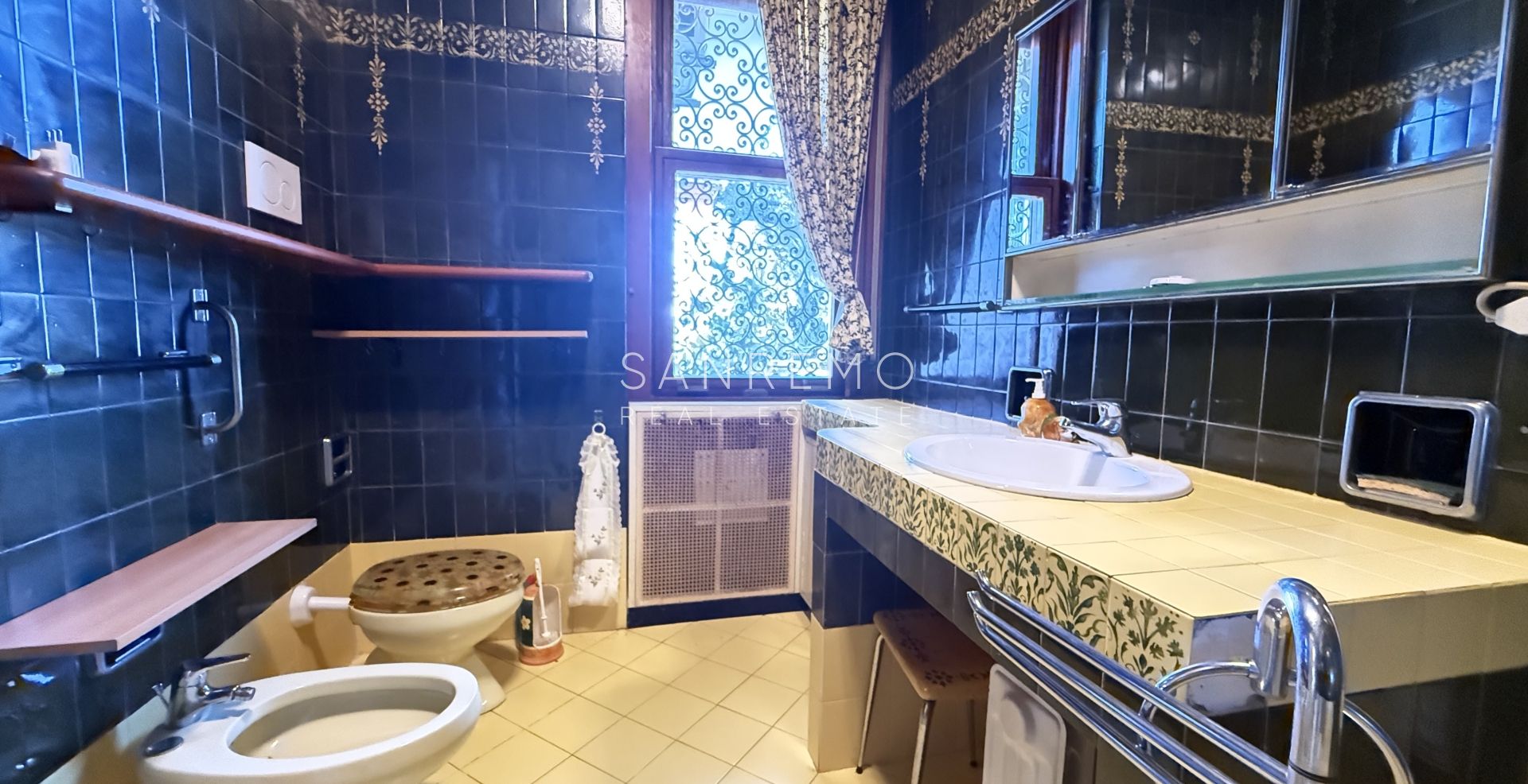 Splendida villa circondata da giardino privato e impreziosita da una magnifica vista mare