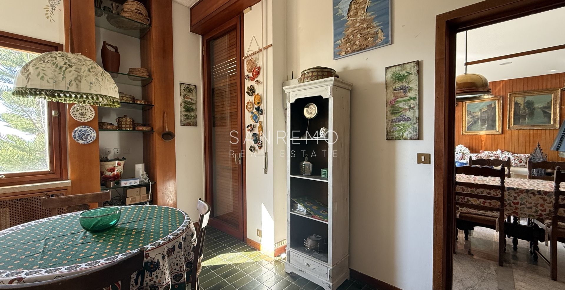 Splendida villa circondata da giardino privato e impreziosita da una magnifica vista mare