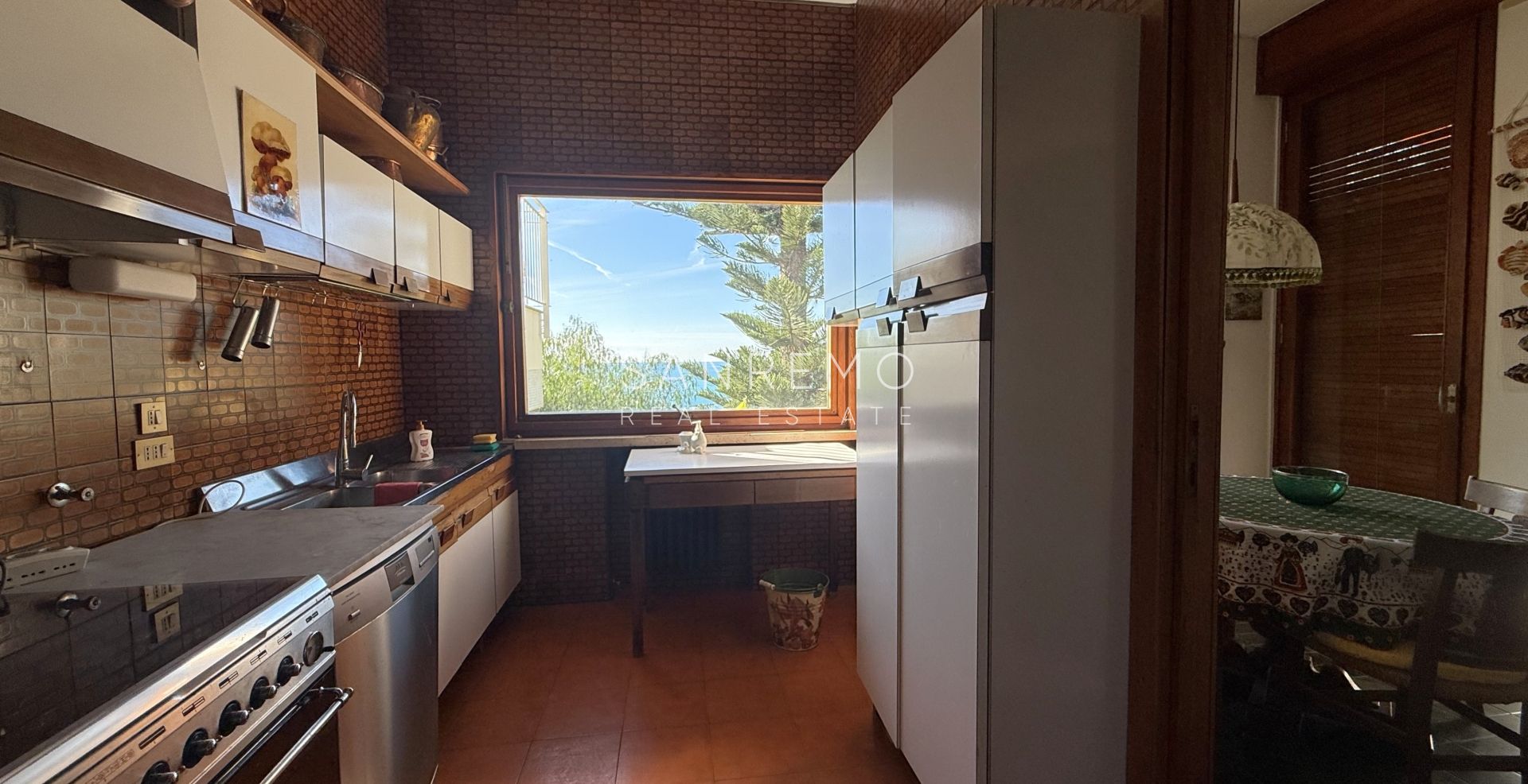 Splendida villa circondata da giardino privato e impreziosita da una magnifica vista mare