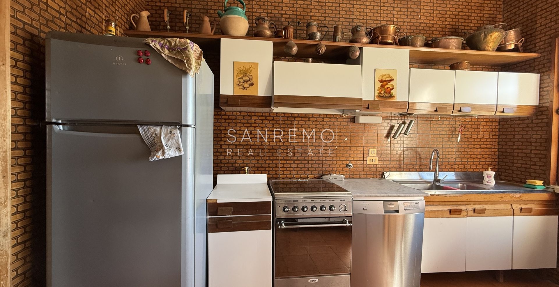 Splendida villa circondata da giardino privato e impreziosita da una magnifica vista mare