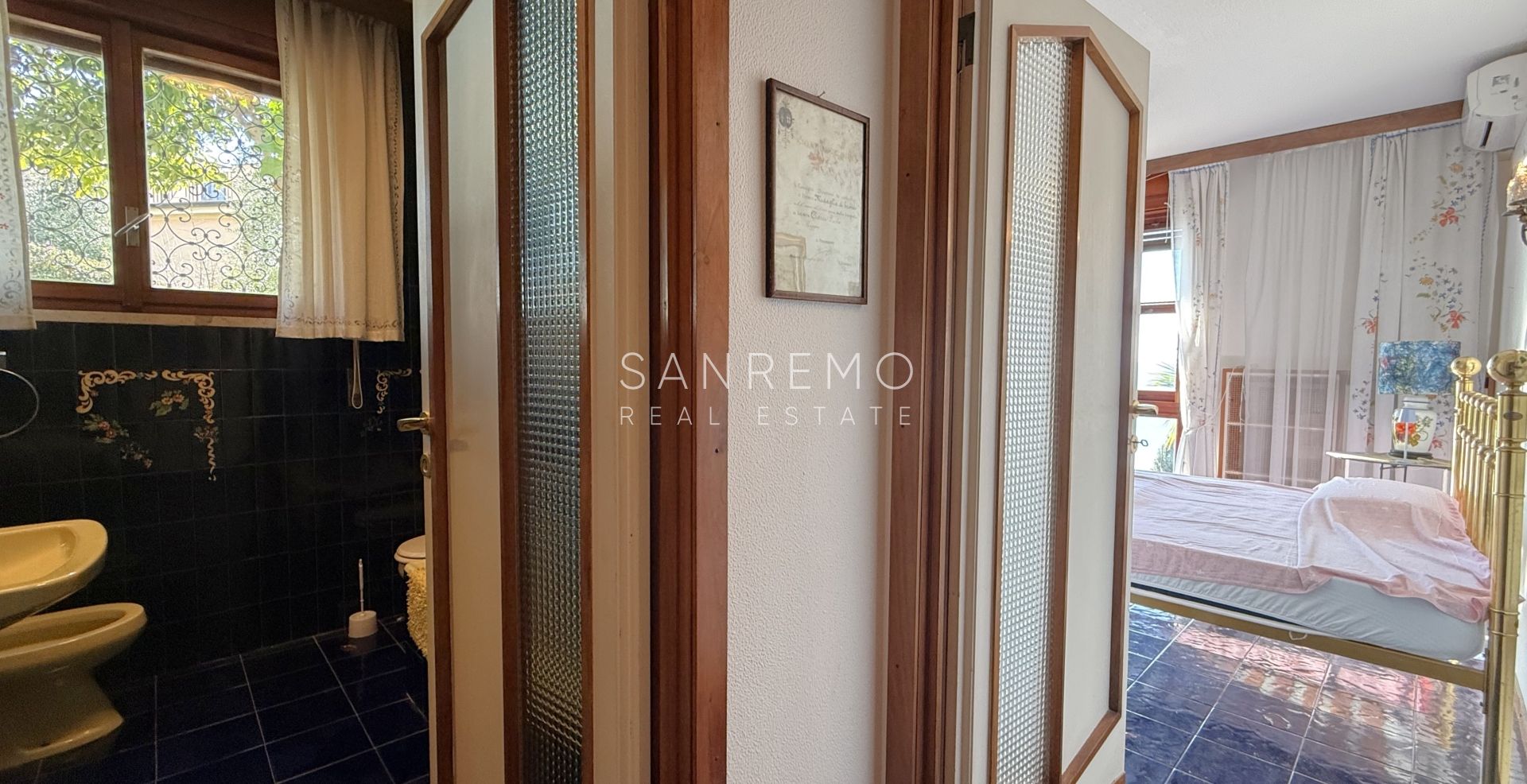 Splendida villa circondata da giardino privato e impreziosita da una magnifica vista mare