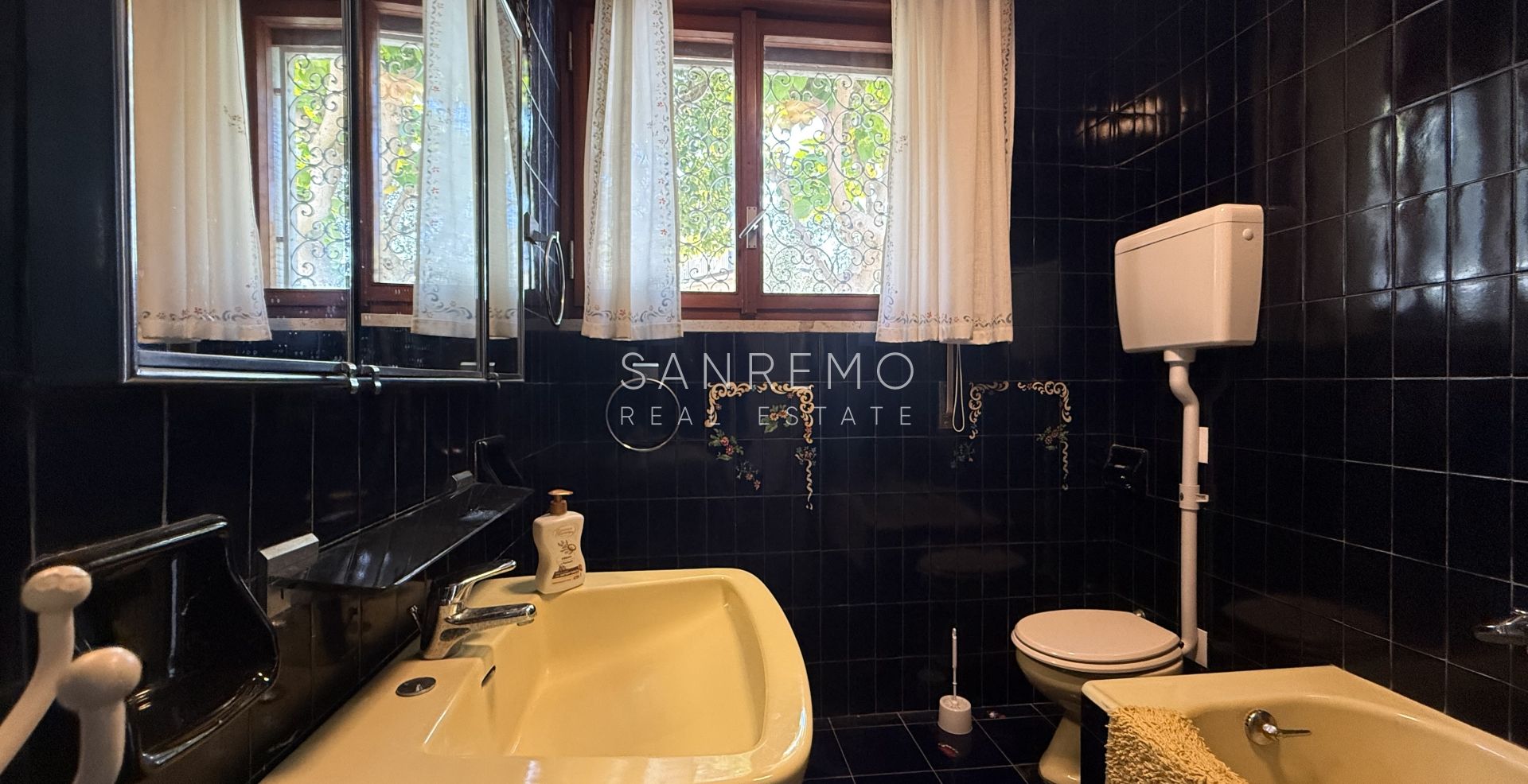 Splendida villa circondata da giardino privato e impreziosita da una magnifica vista mare