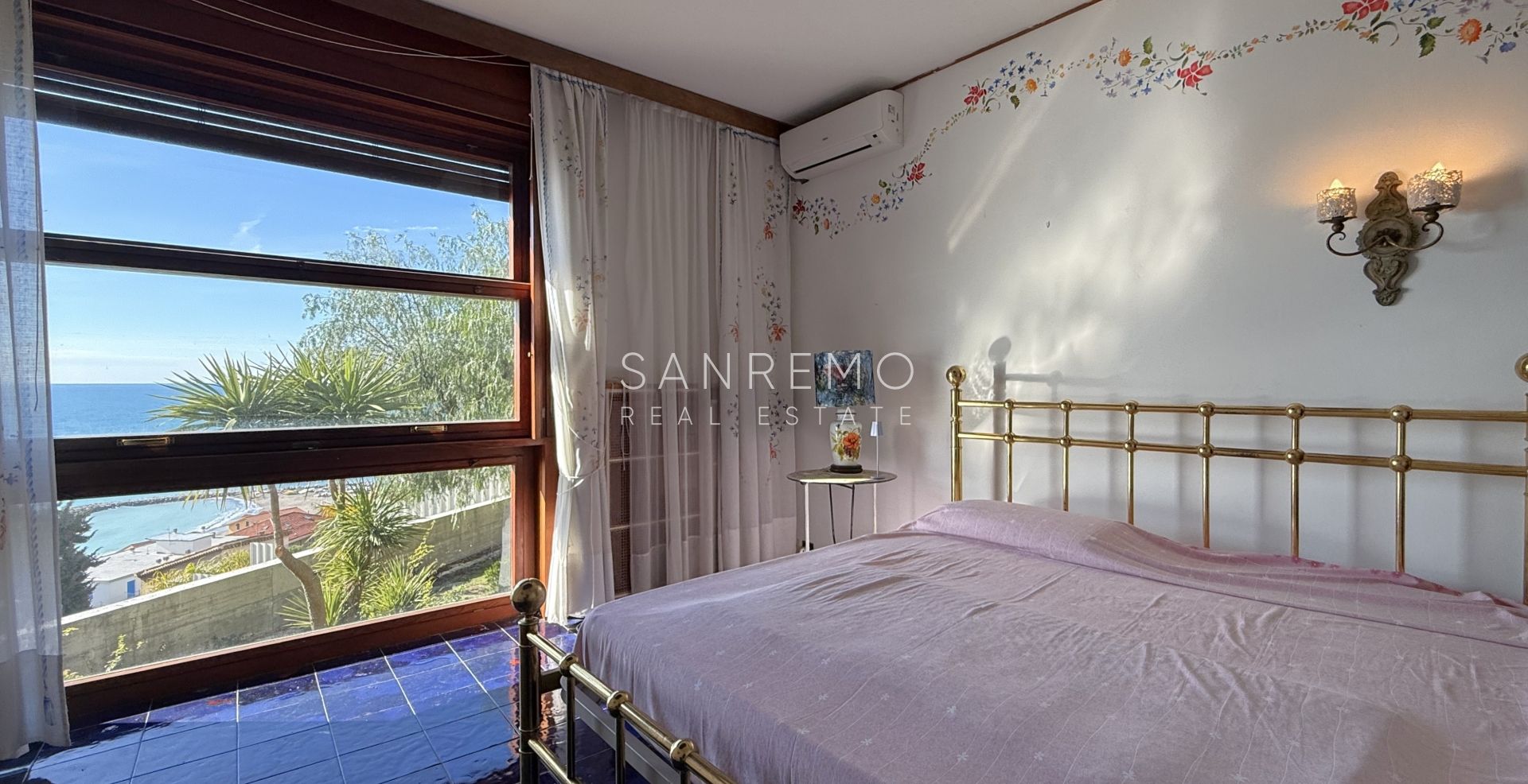 Splendida villa circondata da giardino privato e impreziosita da una magnifica vista mare