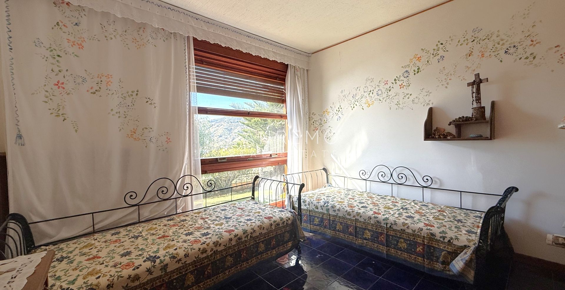 Splendida villa circondata da giardino privato e impreziosita da una magnifica vista mare