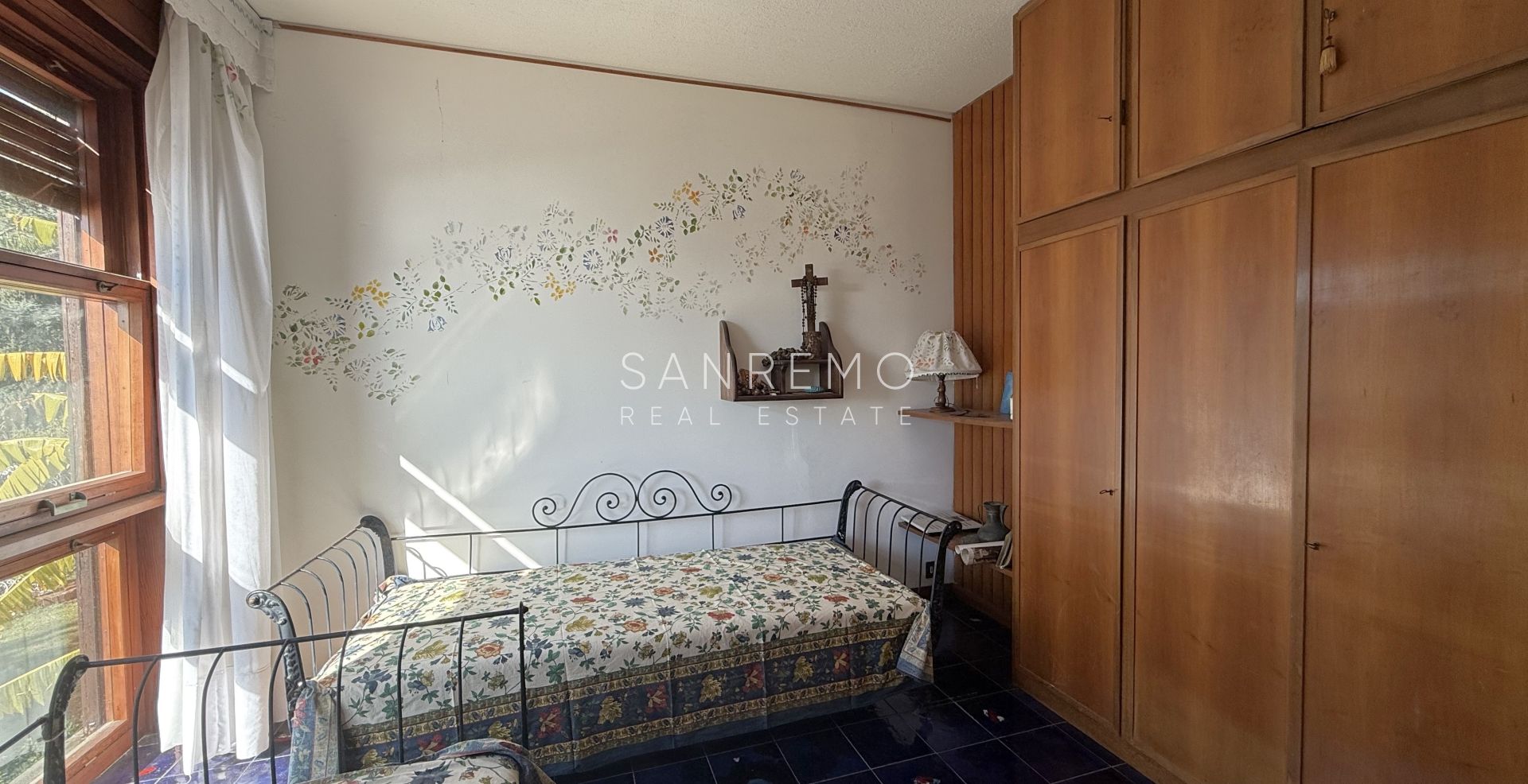 Splendida villa circondata da giardino privato e impreziosita da una magnifica vista mare