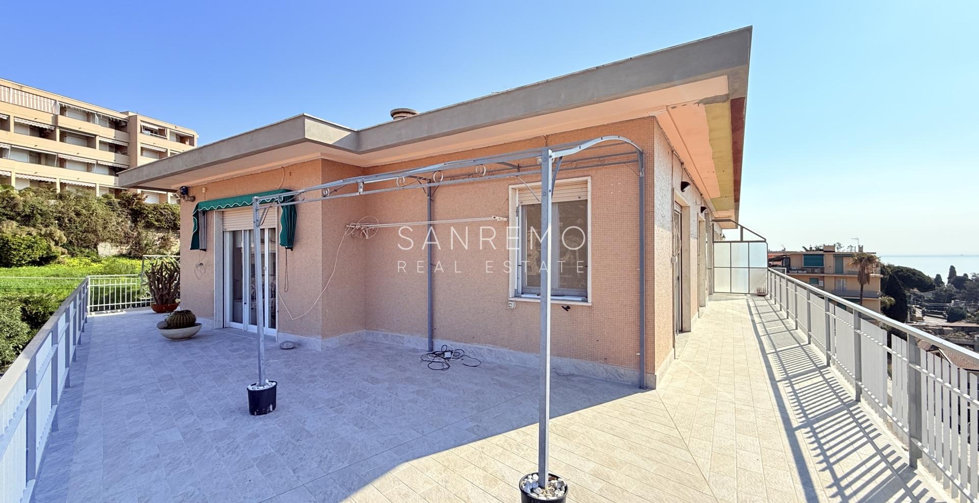 Attico in zona Solaro con ottima esposizione e bellissima vista mare