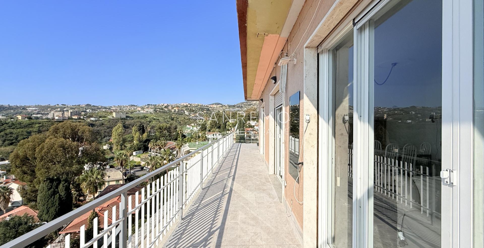 Attico in zona Solaro con ottima esposizione e bellissima vista mare