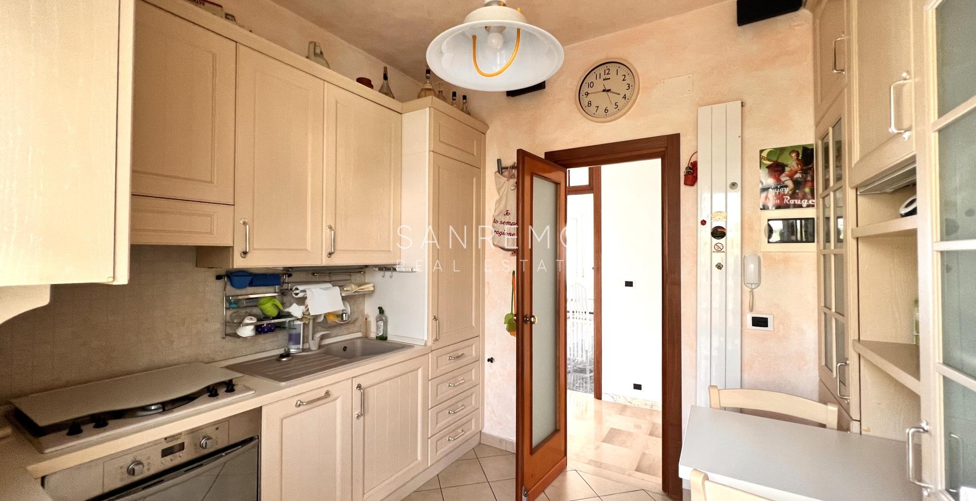 Attico in zona Solaro con ottima esposizione e bellissima vista mare