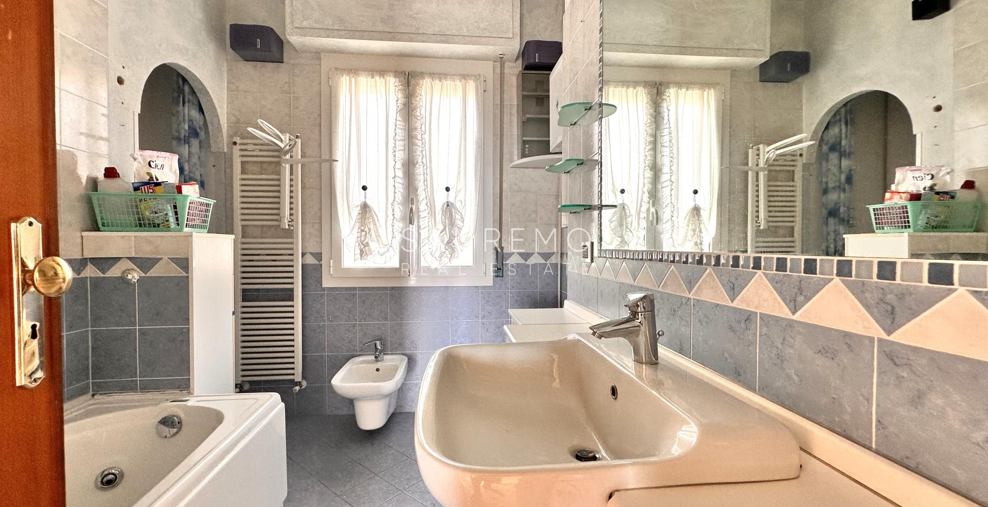 Attico in zona Solaro con ottima esposizione e bellissima vista mare