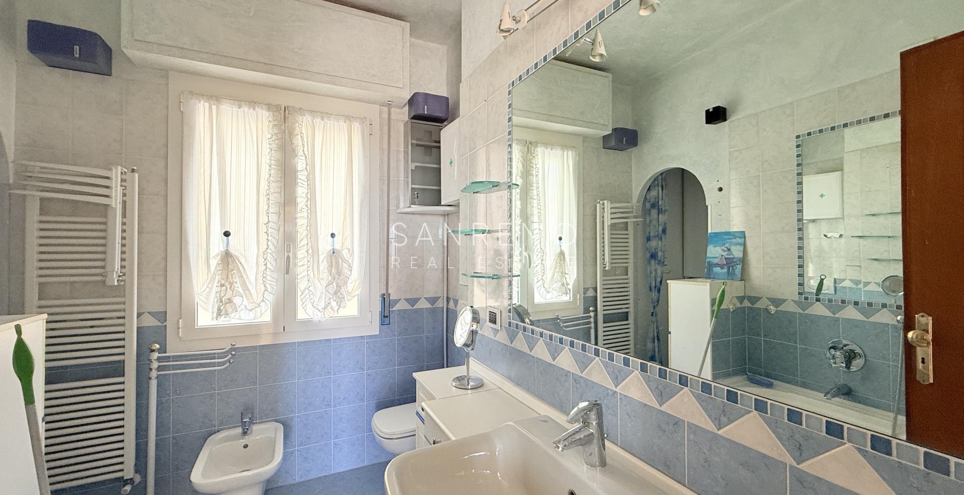 Attico in zona Solaro con ottima esposizione e bellissima vista mare