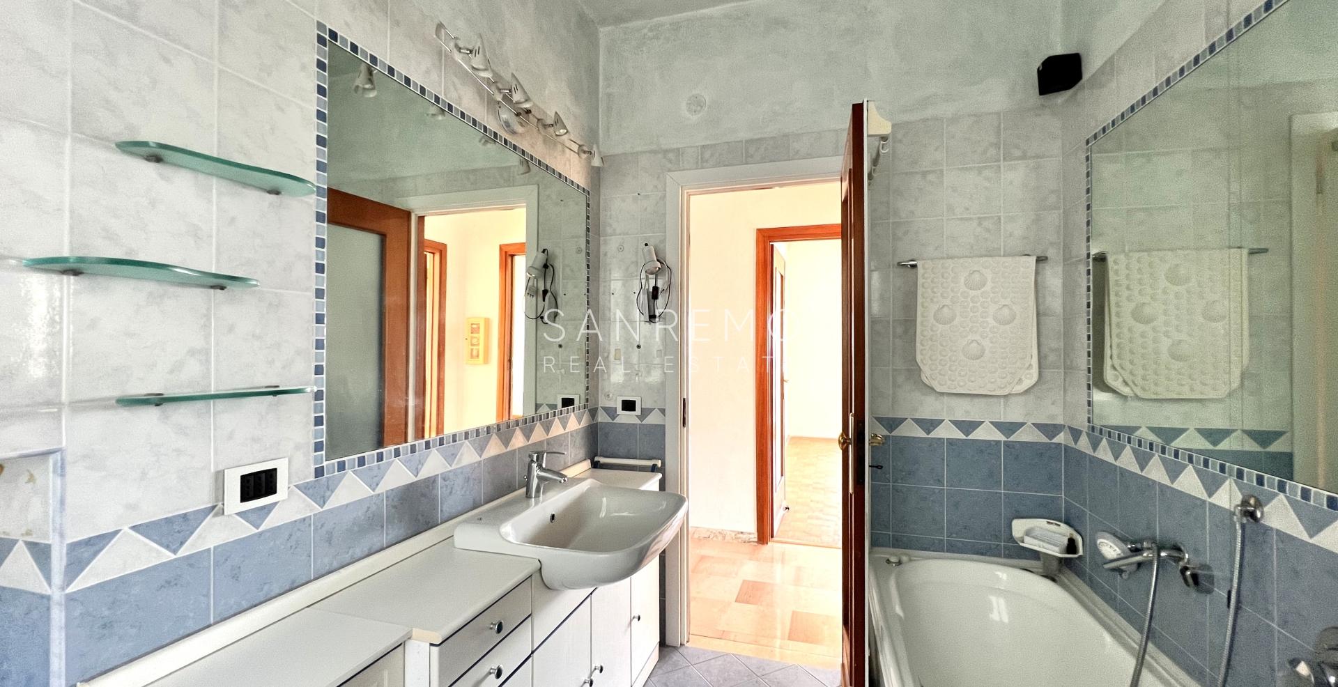 Attico in zona Solaro con ottima esposizione e bellissima vista mare