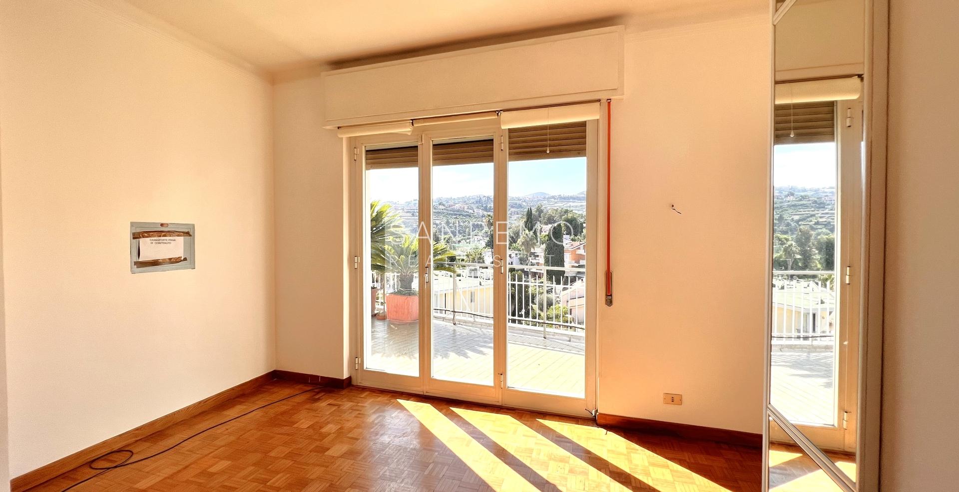 Attico in zona Solaro con ottima esposizione e bellissima vista mare