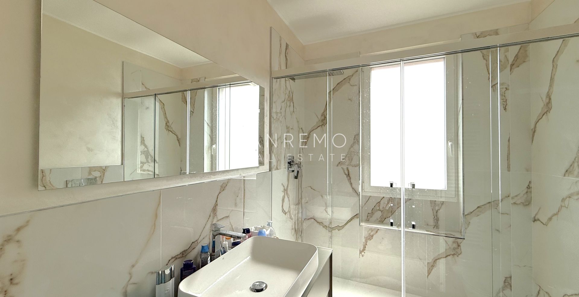 Trilocale appena ristrutturato con terrazza e vista mare
