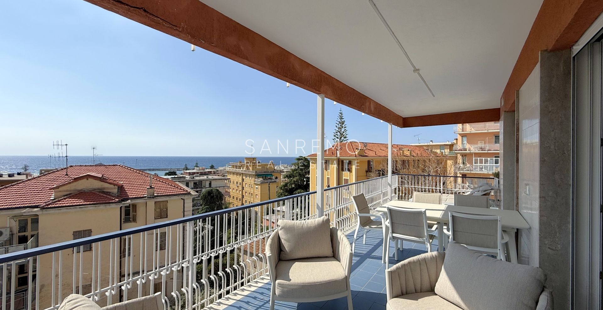 Trilocale appena ristrutturato con terrazza e vista mare