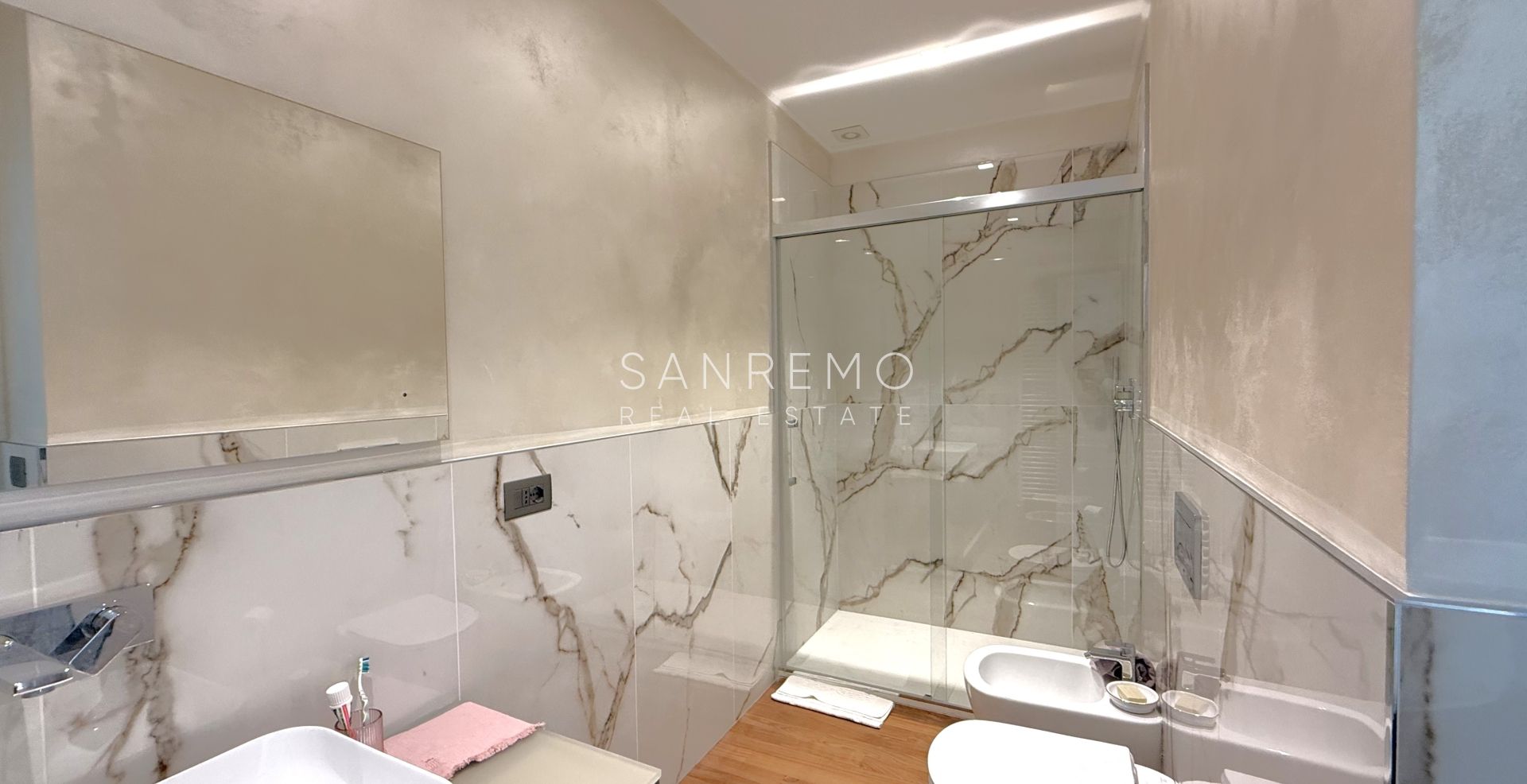 Appartamento ottimamente esposto con terrazza e gradevole vista mare