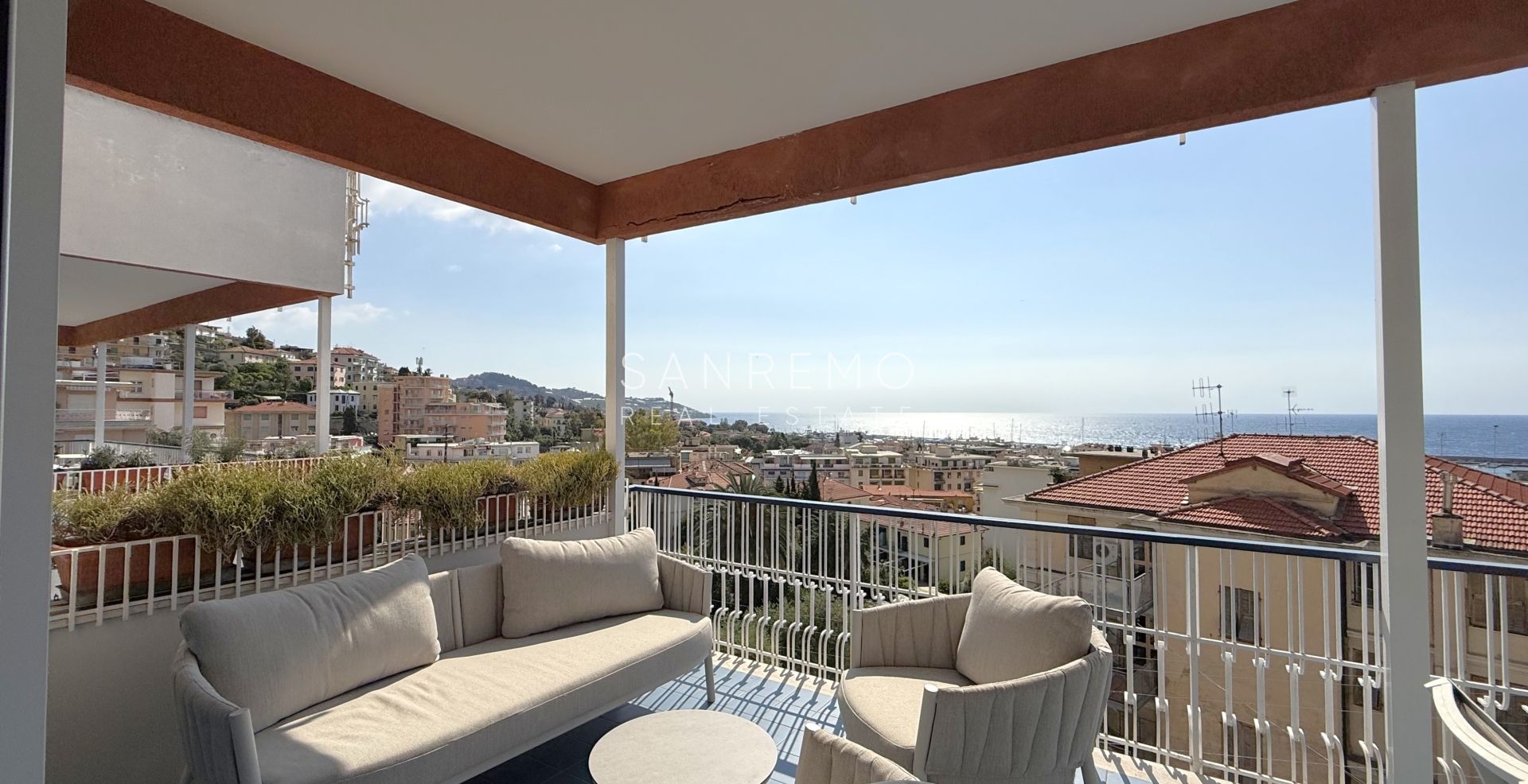 Appartamento ottimamente esposto con terrazza e gradevole vista mare