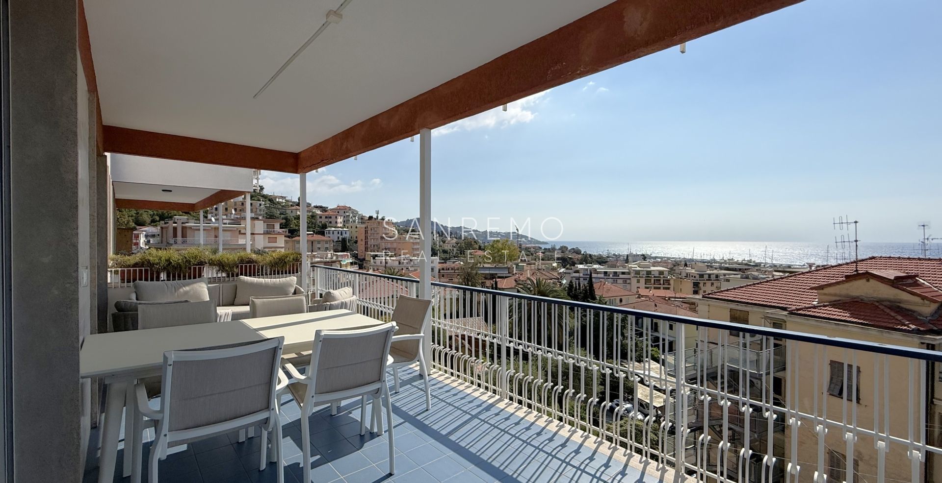 Appartamento ottimamente esposto con terrazza e gradevole vista mare