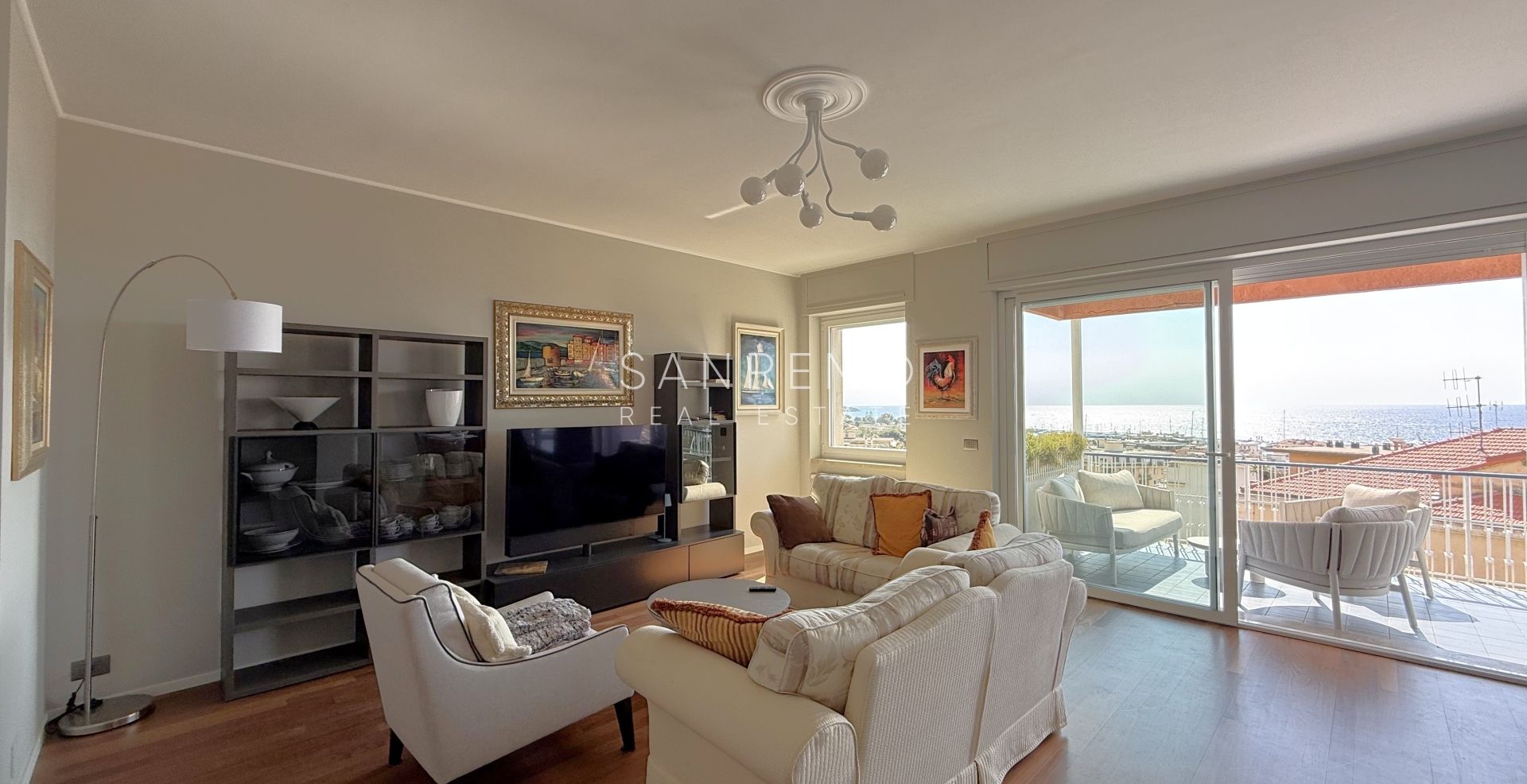 Appartamento ottimamente esposto con terrazza e gradevole vista mare