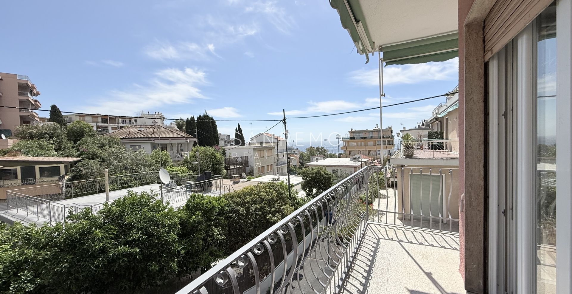 Appartamento con terrazzo e vista mare in contesto tranquillo e riservato