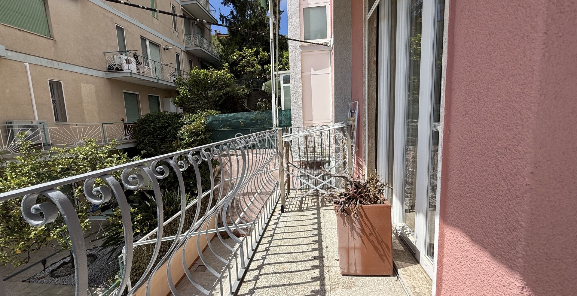 Appartamento con terrazzo e vista mare in contesto tranquillo e riservato