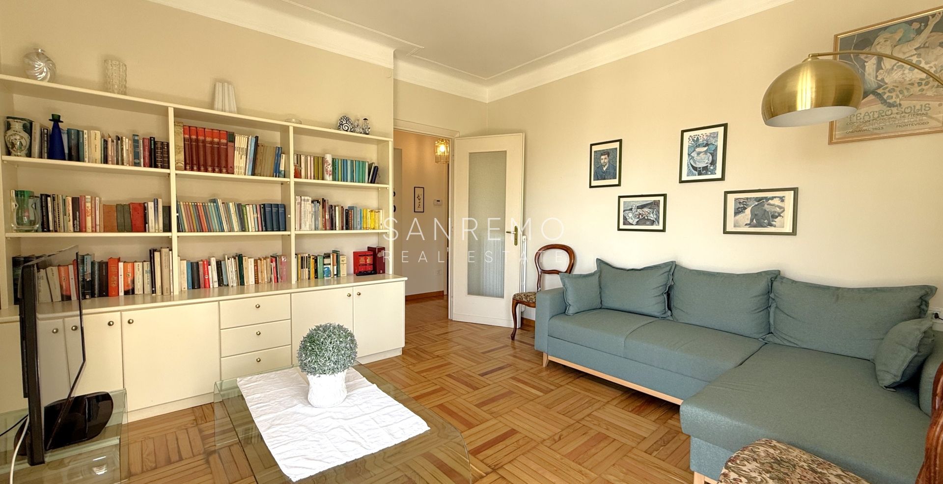Appartamento con terrazzo e vista mare in contesto tranquillo e riservato