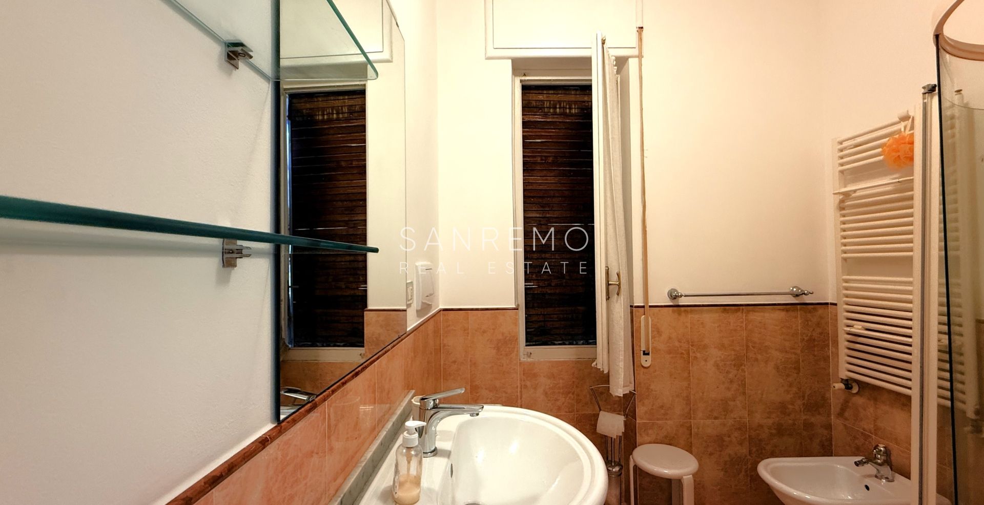 Appartamento con terrazzo e vista mare in contesto tranquillo e riservato