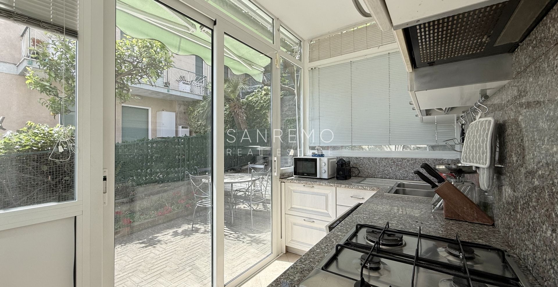 Appartamento con terrazzo e vista mare in contesto tranquillo e riservato