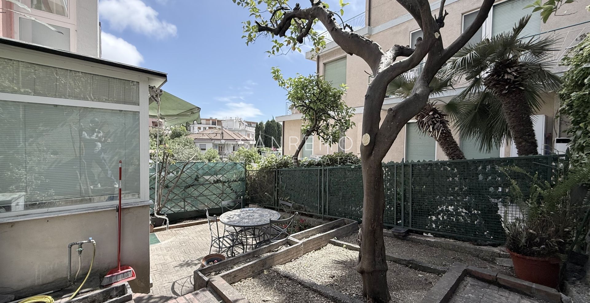 Appartamento con terrazzo e vista mare in contesto tranquillo e riservato