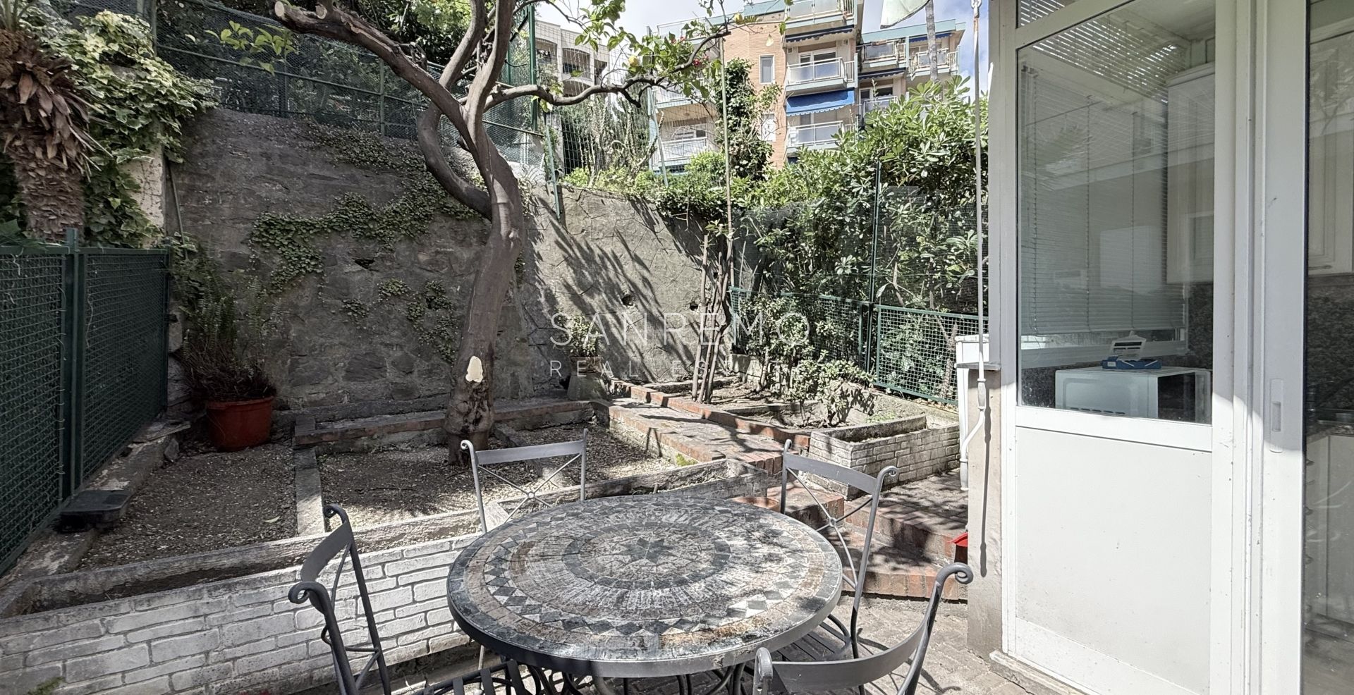 Appartamento con terrazzo e vista mare in contesto tranquillo e riservato