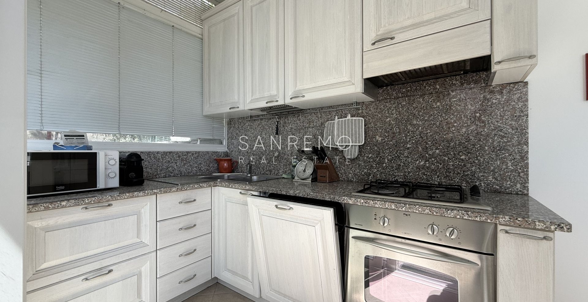 Appartamento con terrazzo e vista mare in contesto tranquillo e riservato