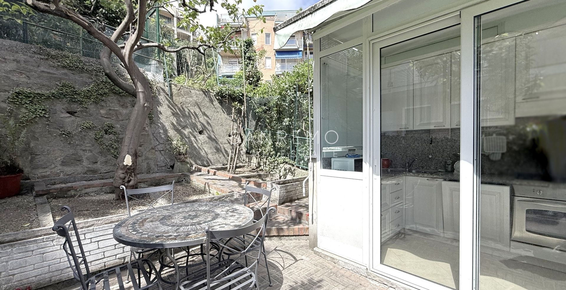 Appartamento con terrazzo e vista mare in contesto tranquillo e riservato