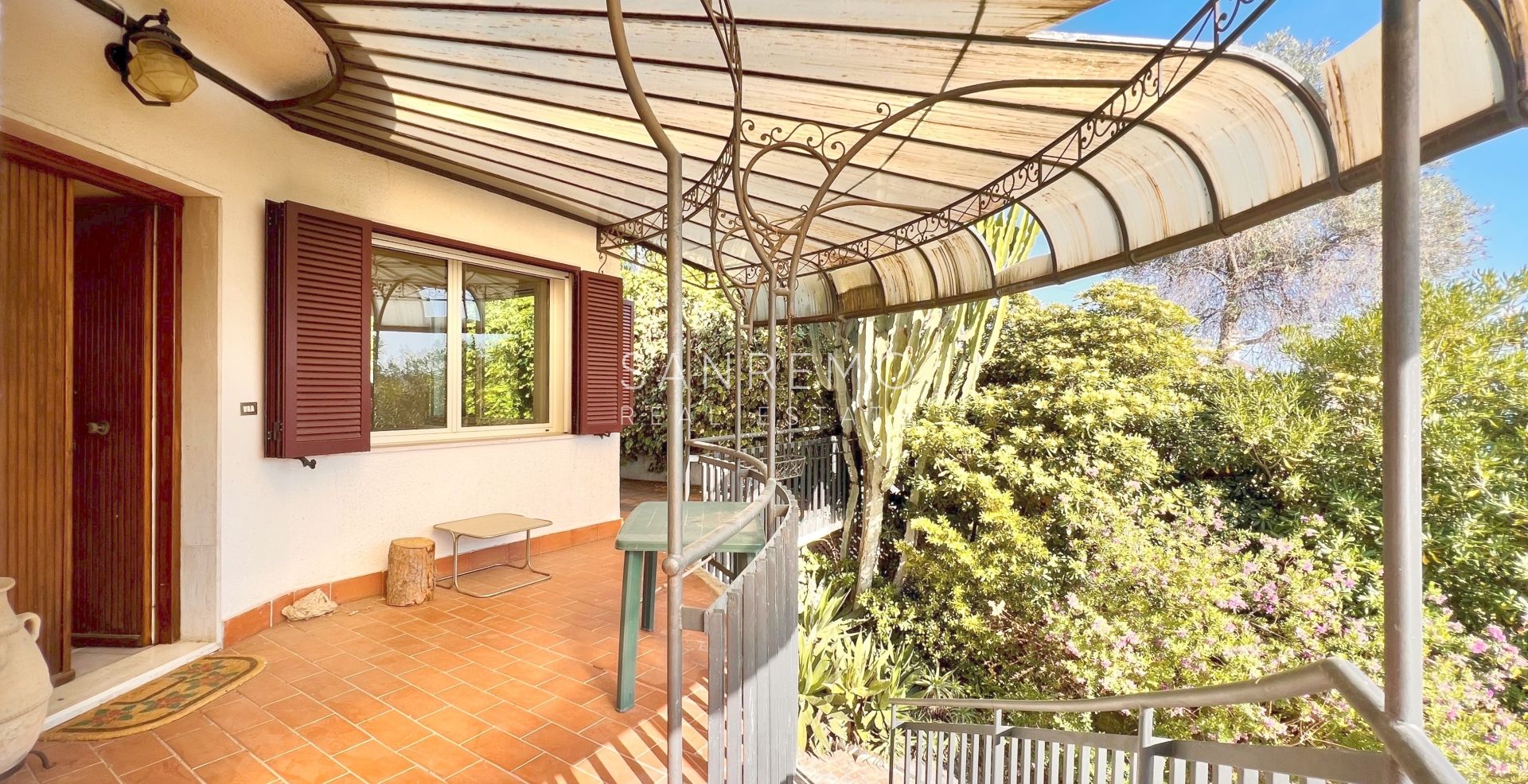 Graziosa villa con piscina sulla prima collina di Sanremo