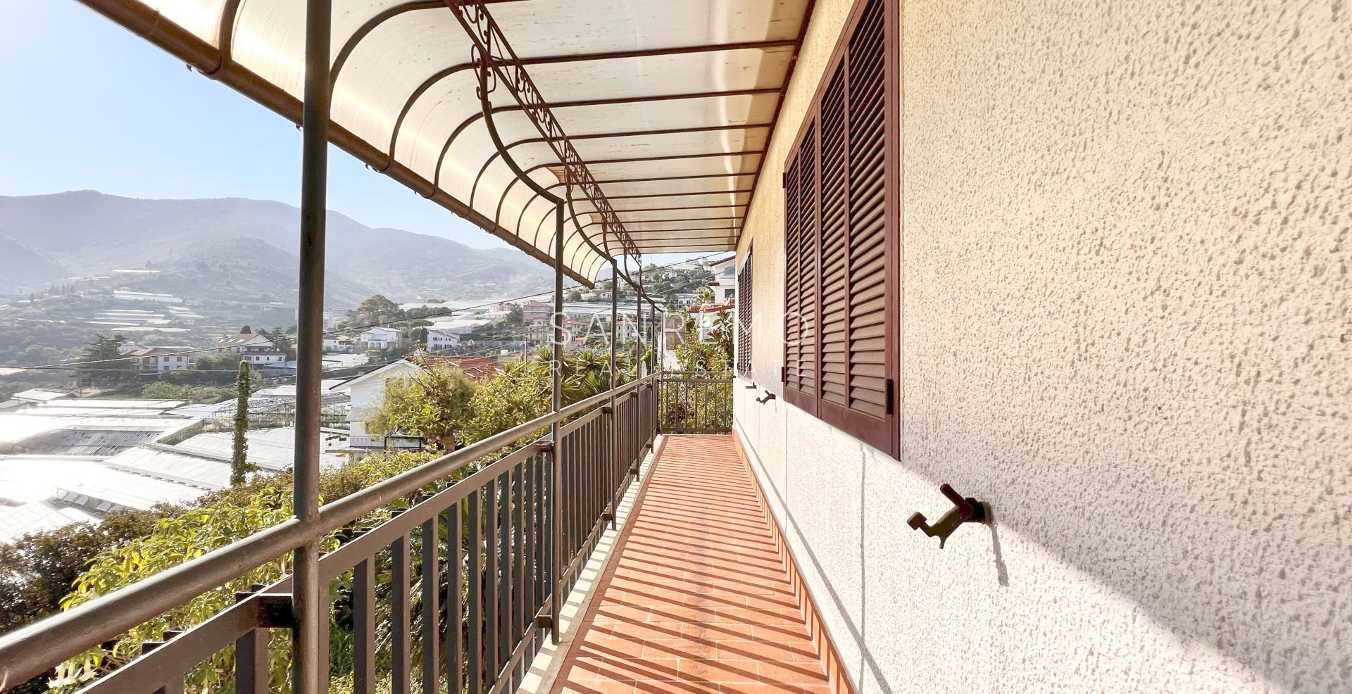 Graziosa villa con piscina sulla prima collina di Sanremo