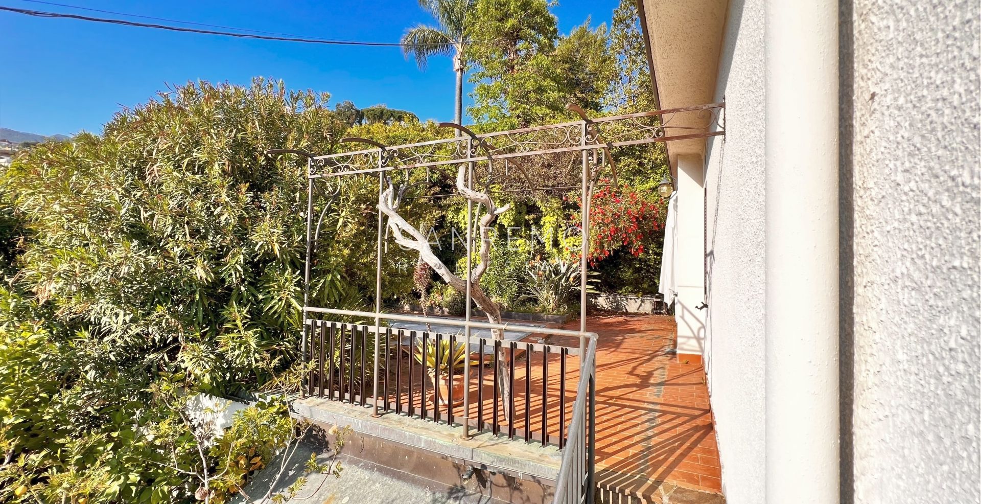 Graziosa villa con piscina sulla prima collina di Sanremo